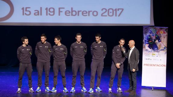 El Movistar, con Alejandro Valverde siendo entrevistado ayer en la Diputación.