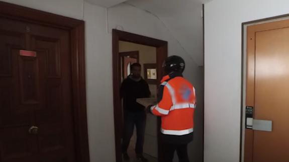 Dominos Pizza afirma que el vídeo de un youtuber malagueño en el que rocía con gas pimienta a uno de sus repartidores es un montaje