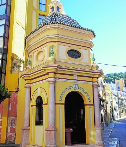 Fachada principal de la capilla callejera. 