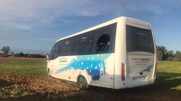 El conductor sacó al bus de la vía para evitar males mayores.