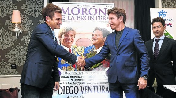 Julio Benítez (i) y Manuel Díaz (d), ayer en la presentación de la corrida que compartirán el 11 de marzo en la plaza de Morón. :: cordon press
