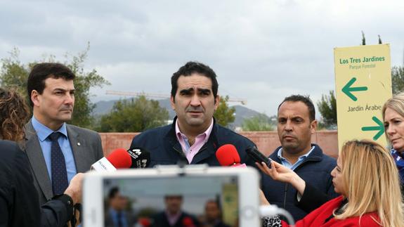 Cardeña, acompañado de Mérida y Garre, atendió a los medios ayer en el parque de los Tres Jardines. 