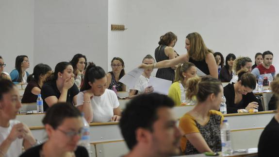 Opositores en un examen.