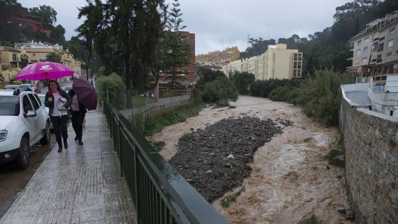 Rescatan a una embarazada atrapada en su coche por la tromba en Cerrado de Calderón