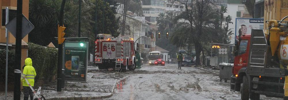 La avenida Pintor Sorolla amaneció de nuevo cubierta de barro y agua, como ya ocurrió en el año 2012.