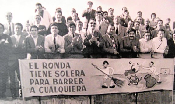 Un grupo de aficionados del C. D. Ronda en el histórico Municipal de Deportes.  m. g.
