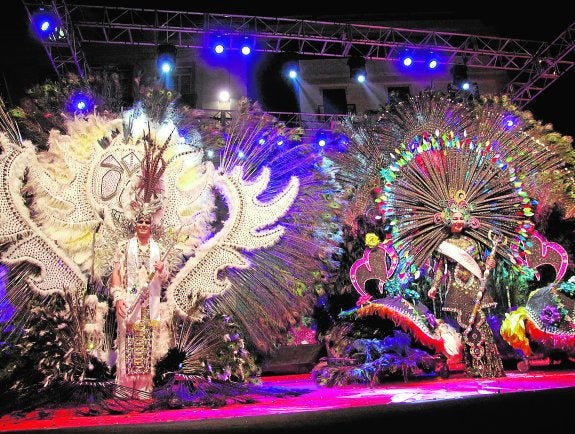 El Dios Momo y la Diosa del Carnaval posan con sus respectivos cetros tras el desfile. :: eduardo nieto