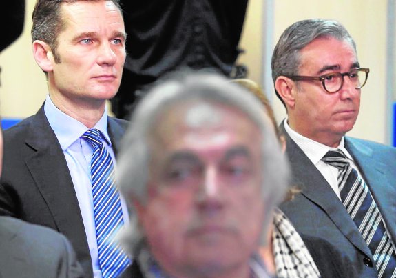 Iñaki Urdangarin y Diego Torres, durante una de las sesiones del juicio del 'caso Nóos'. :: efe