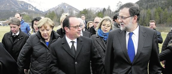 Angela Merkel, François Hollande y Mariano Rajoy, en un homenaje a las víctimas del accidente aéreo de Germanwings. :: reuters