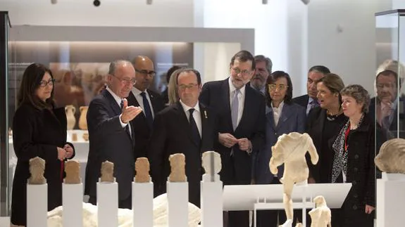 Holande y Rajoy, con el alcalde y otrasa autoridades en el Museo de la Aduana.