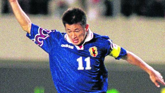 Miura, durante un partido en su etapa de jugador de la selección de Japón.