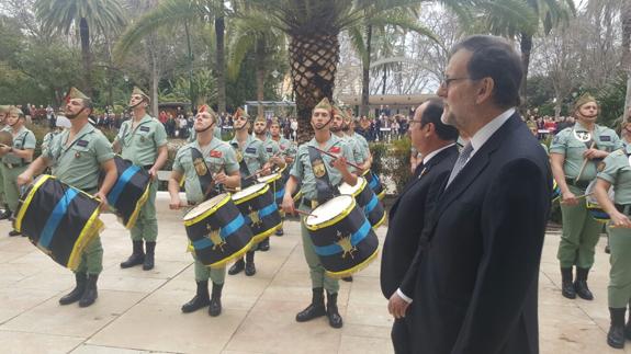 Rajoy y Hollande, durante los honores militares.