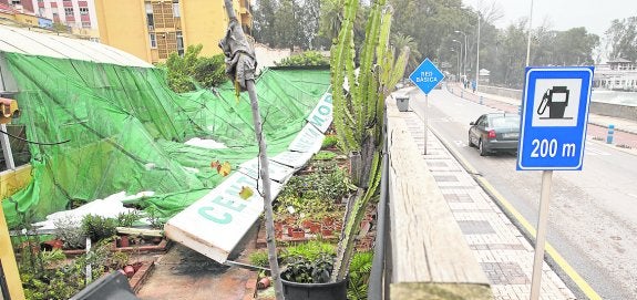 El centro de jardinería del Morlaco ha perdido toda la cubierta por el granizo. :: ñito salas