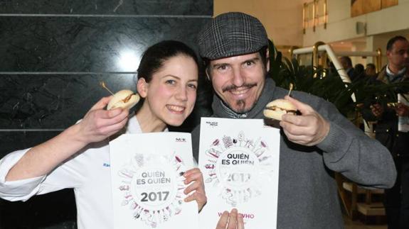 Raquel García, alumna de la Escuela de Hostelería de Benahavís, y Sergio Garrido, chef ejecutivo del Hotel Vincci Posada del Patio.