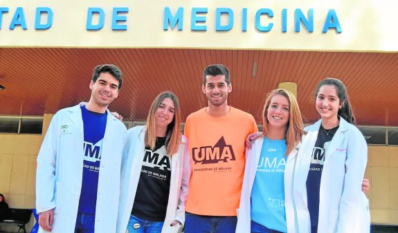Algunos de los estudiantes que disputaron el Trofeo Rector el pasado año posan en la entrada de la Facultad de Medicina. :: m. rivas