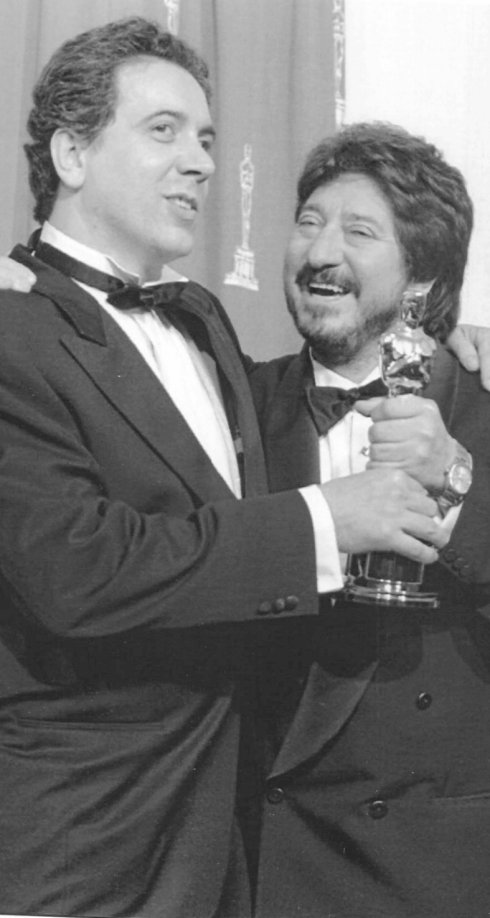Fernando Trueba y Andrés Vicente Gómez, con el Oscar. :: ap