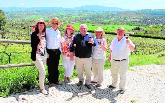 Grupo de visitantes de este recorrido que atrae cada vez a más aficionados al vino.