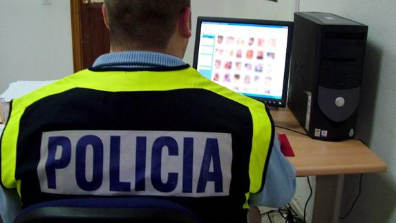 Los técnicos de la policía lograron recuperar 210 fotos y 126 vídeos borrados de su ordenador. 