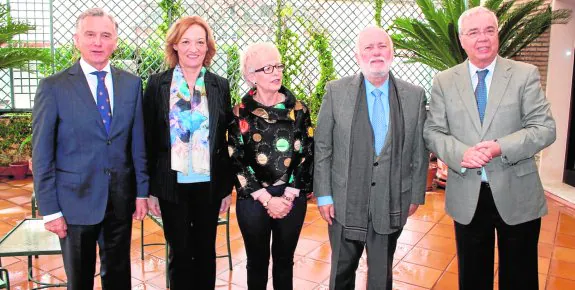 Carmen Ortiz junto a cuatro exconsejeros de Agricultura (Paulino Plata, Elena Víboras, Isaías Pérez Saldaña y Leocadio Marín. :: sur
