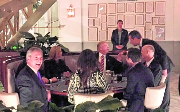 Farage colgó en Twitter esta foto reciente con Trump. :: @Nigel_Farage