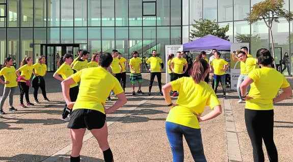 Los asistentes a la tercera edición de las jornadas calientan antes de iniciar la marcha-carrera por el bulevar de la ampliación de Teatinos. :: l. martos