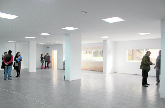 Vista de personal municipal al local en donde se creará el centro de día para mayores. 