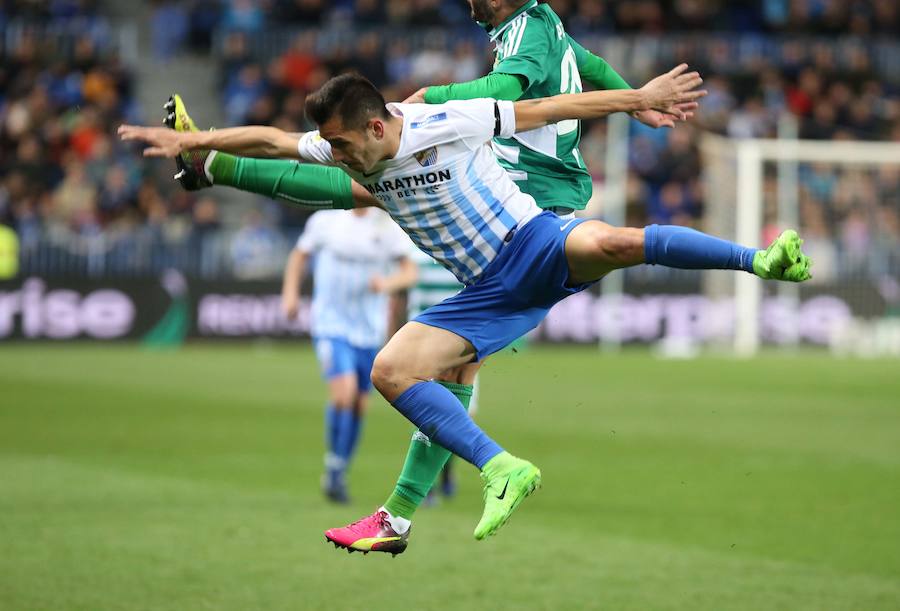 Charles lucha por el balón. 