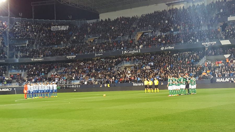 Los jugadores de ambos equipos, durante el minuto de silencio. 