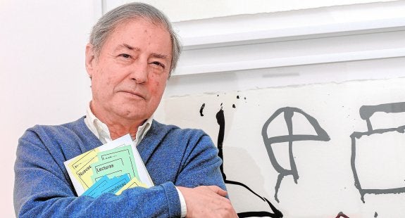 Félix de Azúa posa en la sede de la editorial 'Círculo de Tiza' con su libro 'Nuevas lecturas compulsivas' :: J. P. Gandul / EFE