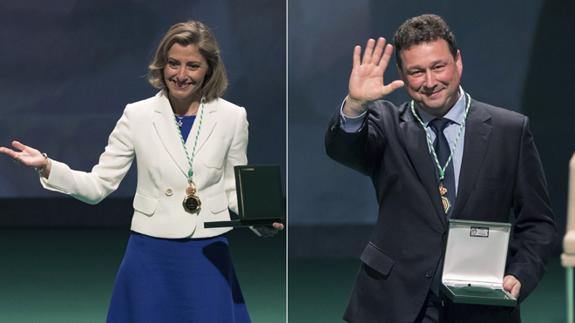 Julia del Pino recoge la medalla al Vicente Espinel. Al lado, el empresario Manuel Molina. 