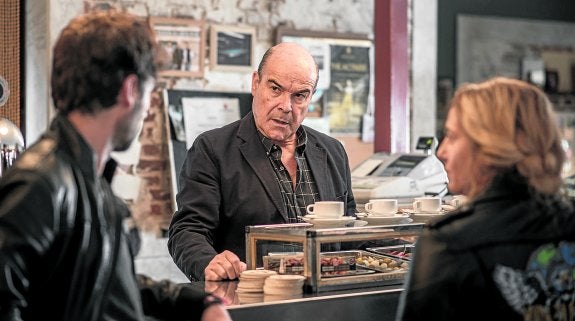 Antonio Resines interpreta al secundario Curro, un tabernero vinculado a los protagonistas por las deudas.