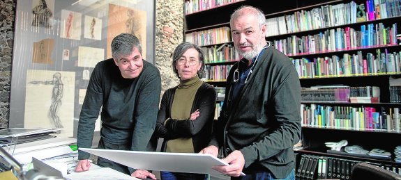 Los arquitectos Rafael Aranda, Carme Pigem y Ramón Vilalta, ganadores del premio Pritzker, en su estudio de Olot (Gerona) :: Inés Baucells