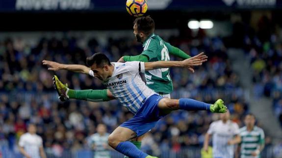 El defensa del Betis Pezzella salta ante Charles