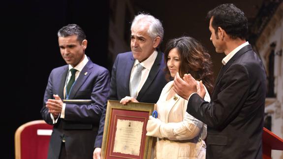 Paco Ráez, en el centro, junto a su hija tras recibir la Medalla de la Ciudad de Marbella el martes. 