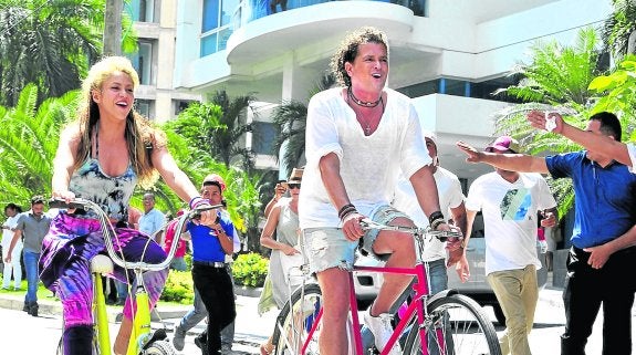 Shakira y Carlos Vives, dando a los pedales en plena promoción de 'La Bicicleta'. 