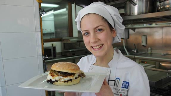Raquel García con el bocata de calamares galardonado.