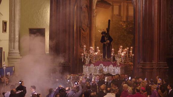 La imagen del Nazareno de Nueva Esperanza, a su entrada a la Catedral. 