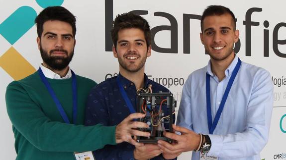 Los jóvenes científicos muestran el prototipo listo para la gran final en la India. 