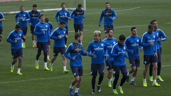 La plantilla casi al completo del Málaga, ayer en la sesión de entrenamiento en el estadio de atletismo. 