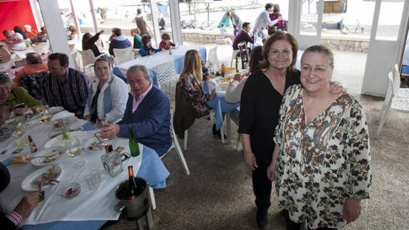 Francis y Pepi, este domingo, con parte de los últimos clientes de El Lirio. 