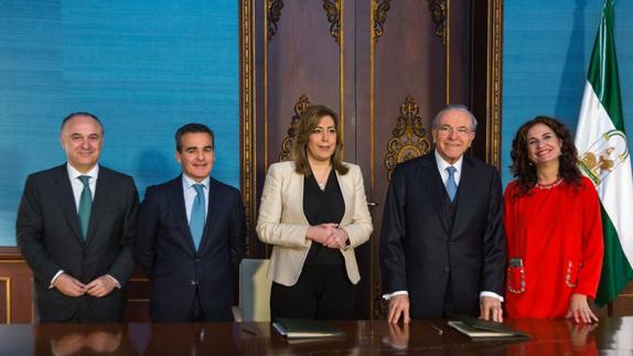 Susana Díaz e Isidro Fainé (segundo por la derecha), en un momento de la firma del convenio.