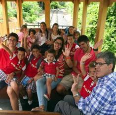 La familia Postigo-Pich, en 2011, en el parque de atracciones Port Aventura.