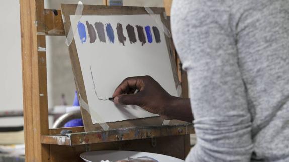 Los refugiados comparten las clases en el museo con los usuarios de los talleres para artistas.  