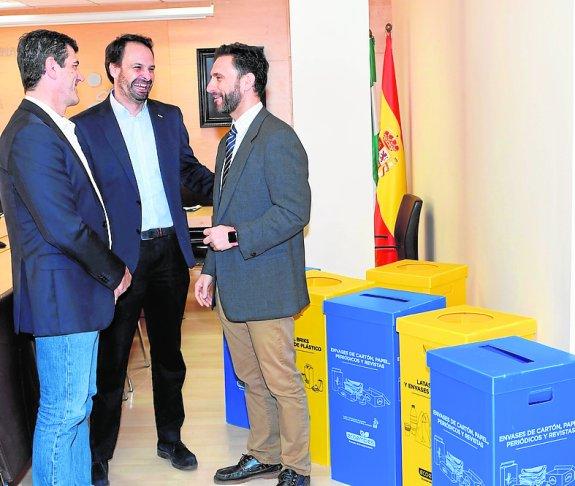 Gómez, Ayala y López, ayer en la Mancomunidad. :: josele-lanza