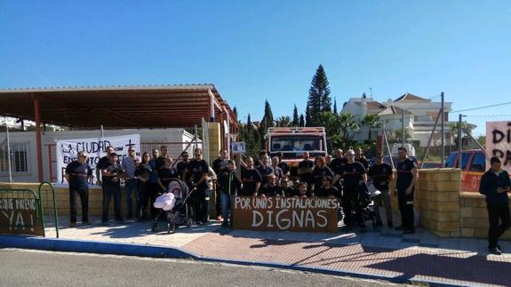 Los bomberos, en su protesta de esta mañana de miércoles junto al retén.
