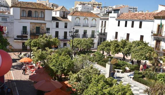 El Ayuntamiento libera la parte central de la Plaza de los Naranjos pero la plataforma pide más