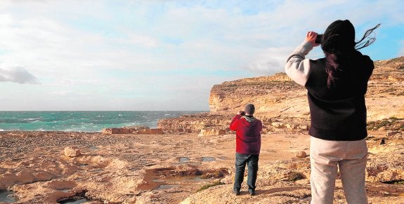 La zona donde se situaba la Ventana Azul, tras el derrumbe. Abajo, el monumento natural. :: r. c.
