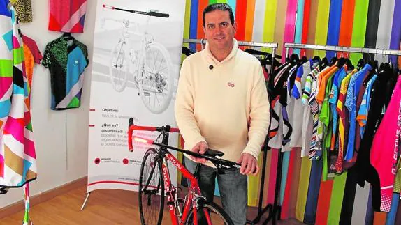 Rafael Melgar muestra ‘distanbike’, creado para ayudar a visibilizar a los ciclistas en carretera.