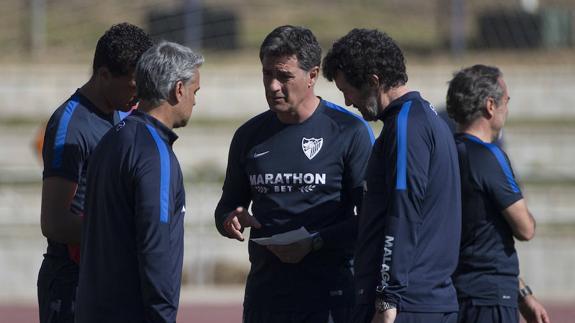 Míchel, ayer en un cónclave con sus ayudantes (Weligton, Pellicer y Mandiá). 