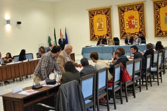 Varios concejales debaten sobre los puntos del día momentos antes del pleno. :: L.P.